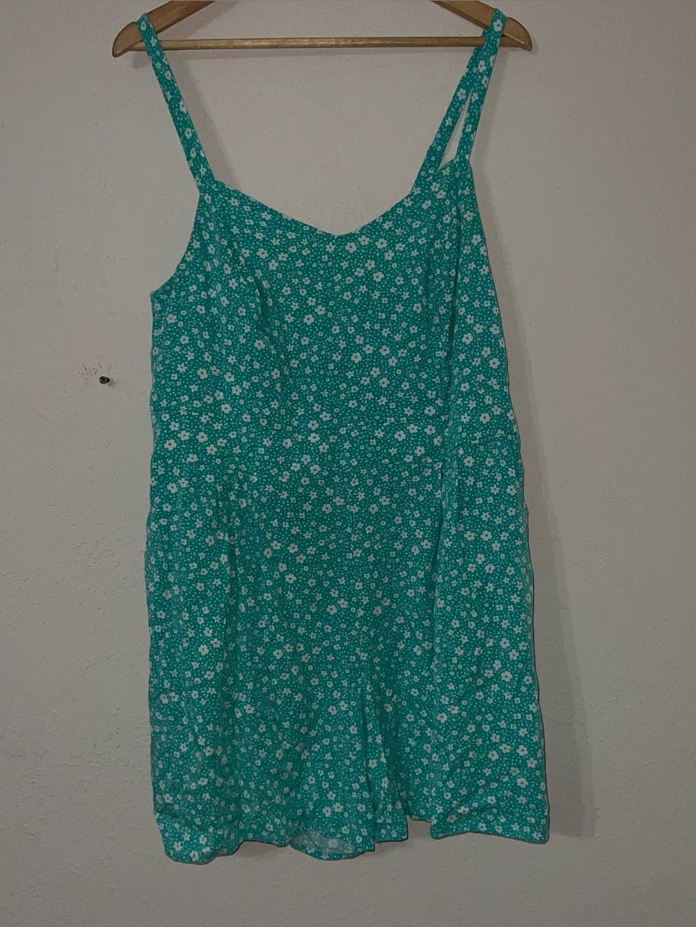 torrid Aqua blue White Floral Print
Romper Size 1X.